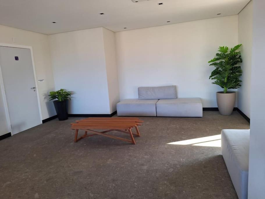 Em Apartment *